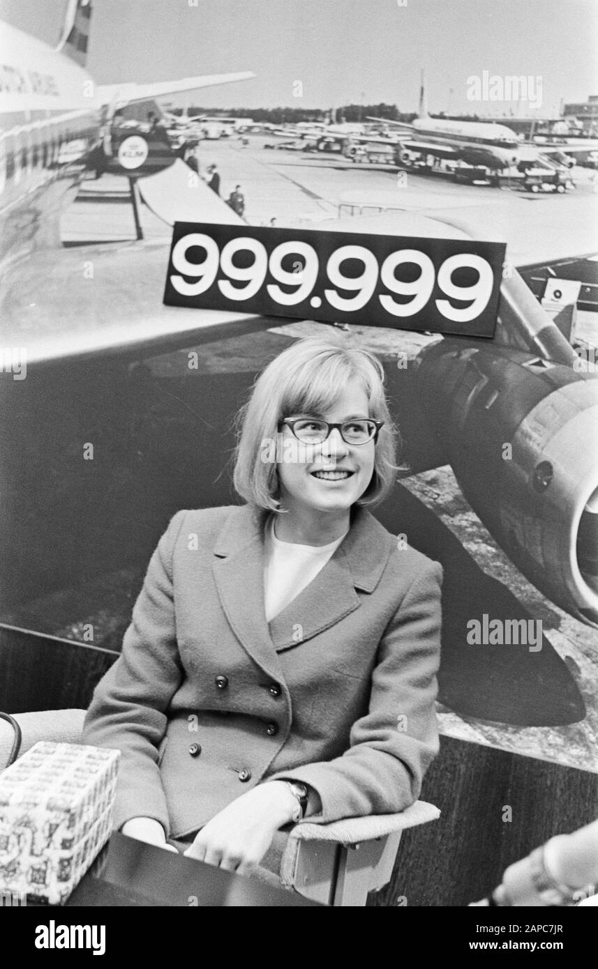 999.999 th Passenger of the KLM, Anke Dellin from Garding (Germany) at Schiphol Date: 21 July 1966 Location: Noord-Holland, Schiphol Keywords: Passenger Name: Anke Dellin Institution name: KLM Stock Photo
