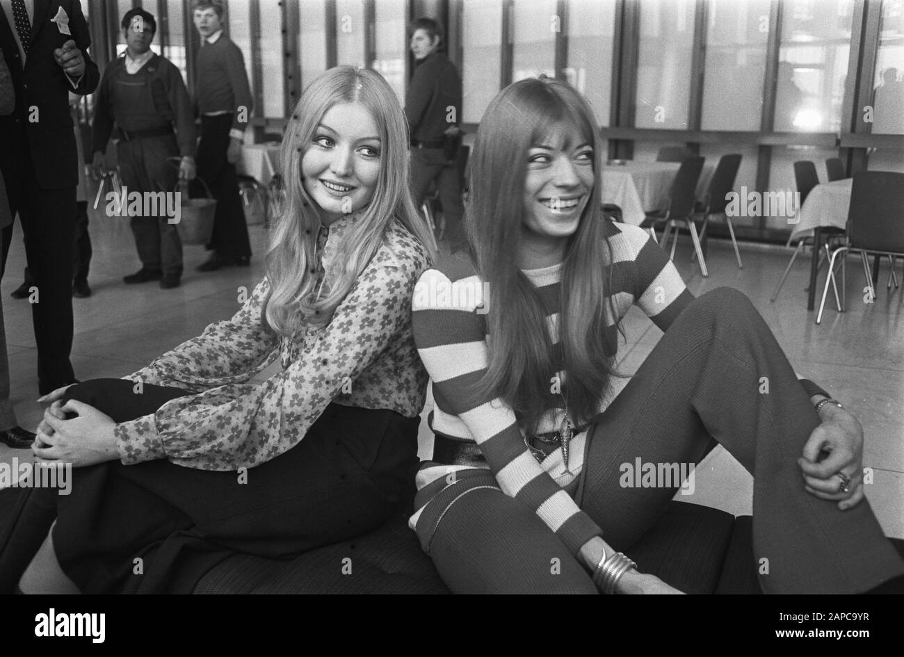 Eurovision Song Contest 1970 in RAI Amsterdam Description: Arrival artists at Schiphol. Mary Hopkin (England) and Katja Ebstein (Germany) Date: 19 March 1970 Location: Schiphol Keywords: artists, song festivals, singers Personal name: Ebstein, Katja, Hopkin, Mary Institution name: Eurovision Song Festival Stock Photo