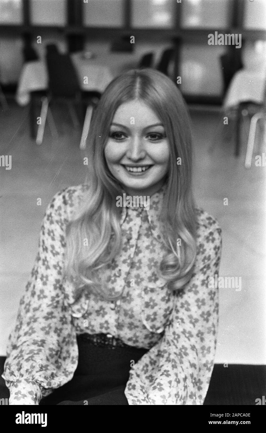 Eurovision Song Contest 1970 in RAI Amsterdam Description: Arrival artists at Schiphol. Mary Hopkin (England) Date: 19 March 1970 Location: Schiphol Keywords: artists, song festivals, singers Personal name: Hopkin, Mary Institution name: Eurovision Song Festival Stock Photo