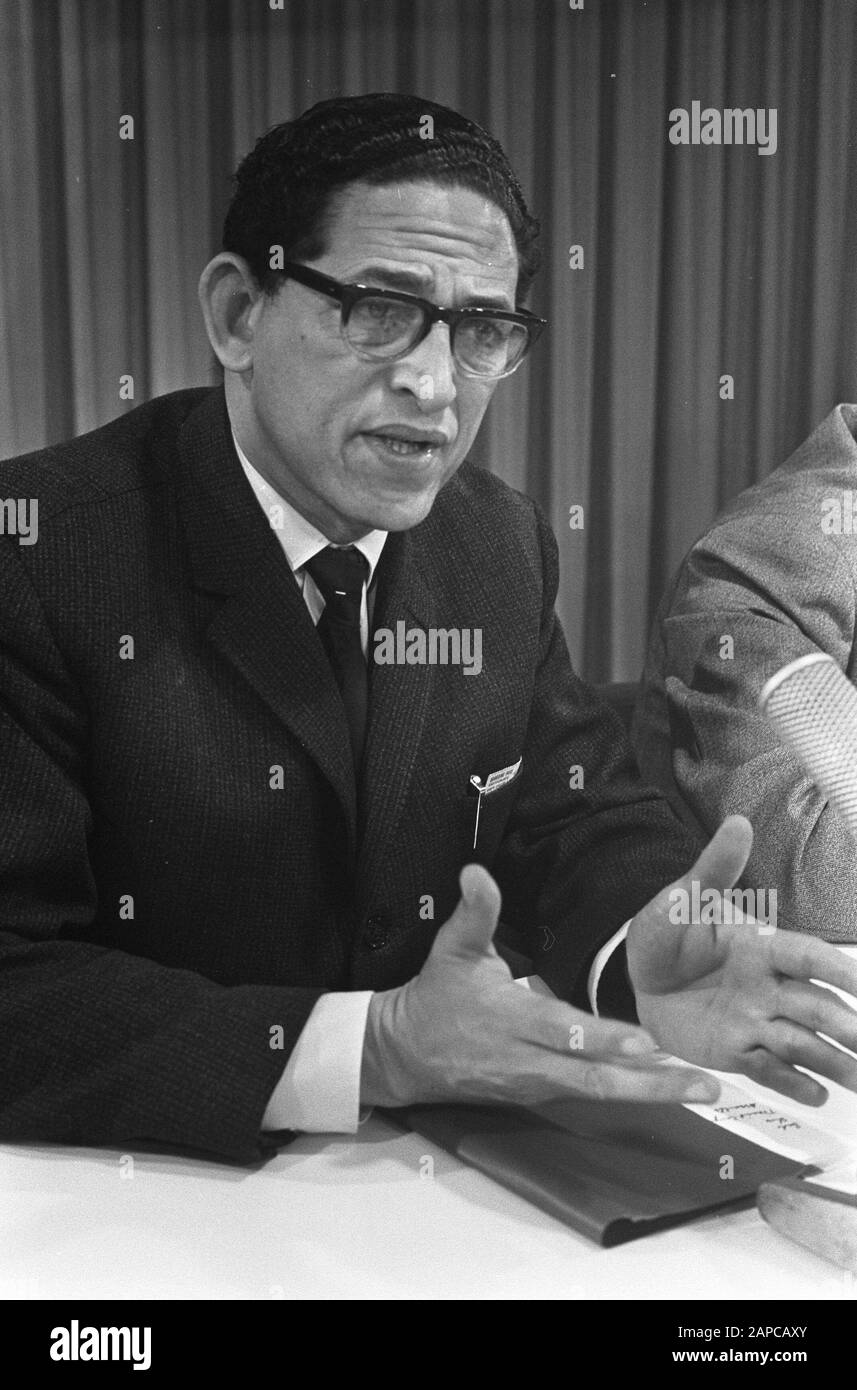 Arrival Dennis Brutus, South African prisoner, during press conference at Schiphol. Dennis Brutus Date: 17 August 1967 Location: Noord-Holland, Schiphol Keywords: Prisoners, arrivals, press conferences Stock Photo