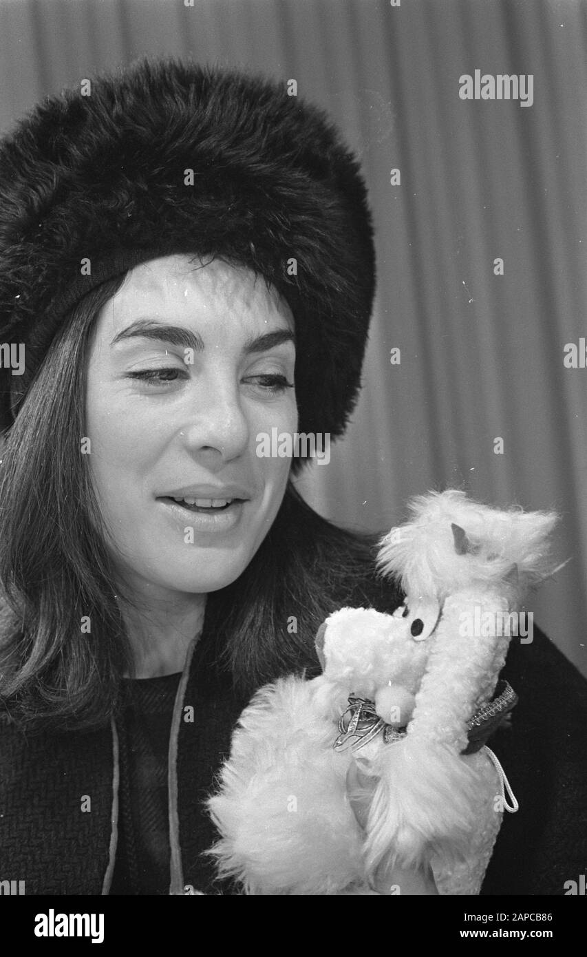 Arrival Eleanor Bron Hi Res Stock Photography And Images Alamy