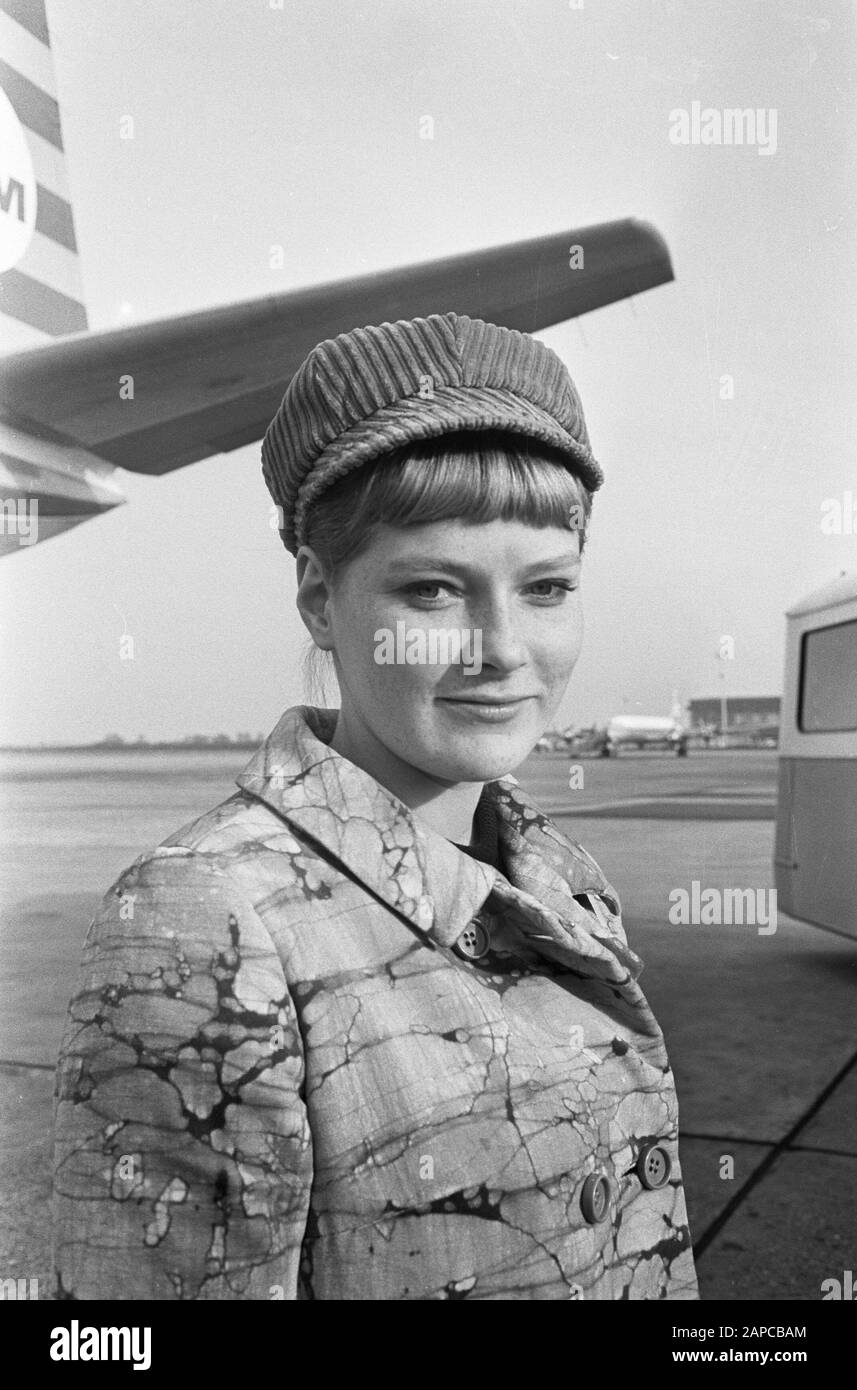 Arrival of American actress Ulla Bergryd at Schiphol, who plays the role of Eva in the film The Bible Description: arrival and departure, actors, portraits Date: 29 October 1966 Location: Noord-Holland, Schiphol Keywords: arrival and departure, actors, portraits Personal name: Bergryd, Ulla Stock Photo