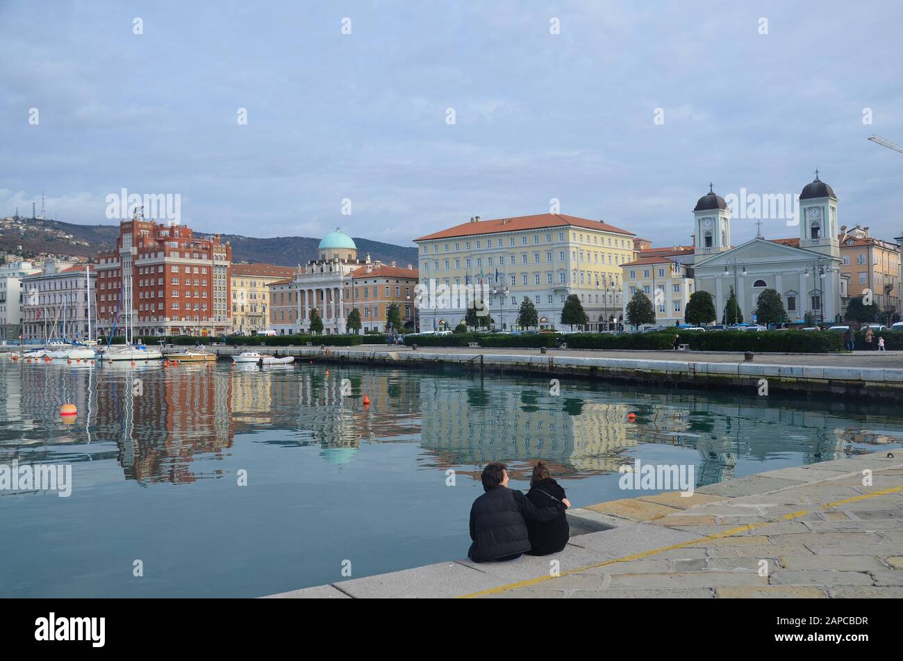 Trieste, Italien: Hafenstadt an der Adria: Am Hafen, mit griechisch-orthodoxer Kirche Stock 