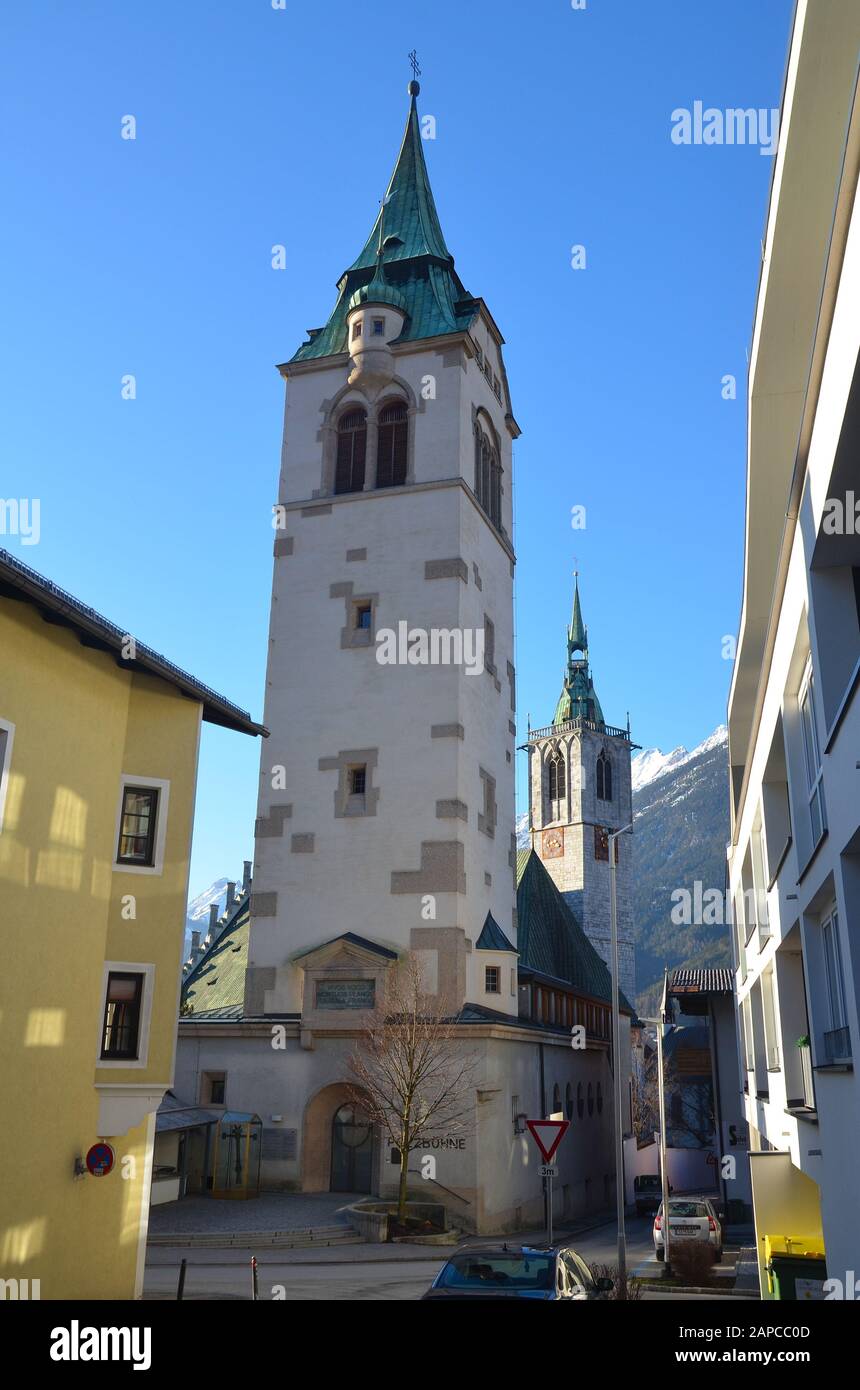 Schwaz in Tirol, Österreich: Stadtturm und Stadtpfarrkirche Stock Photo