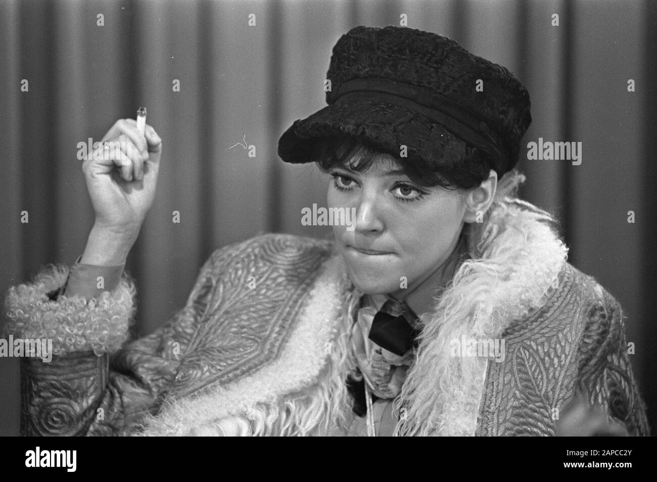 Arrival French film star Anna Karina at Schiphol Date: 8 February 1968