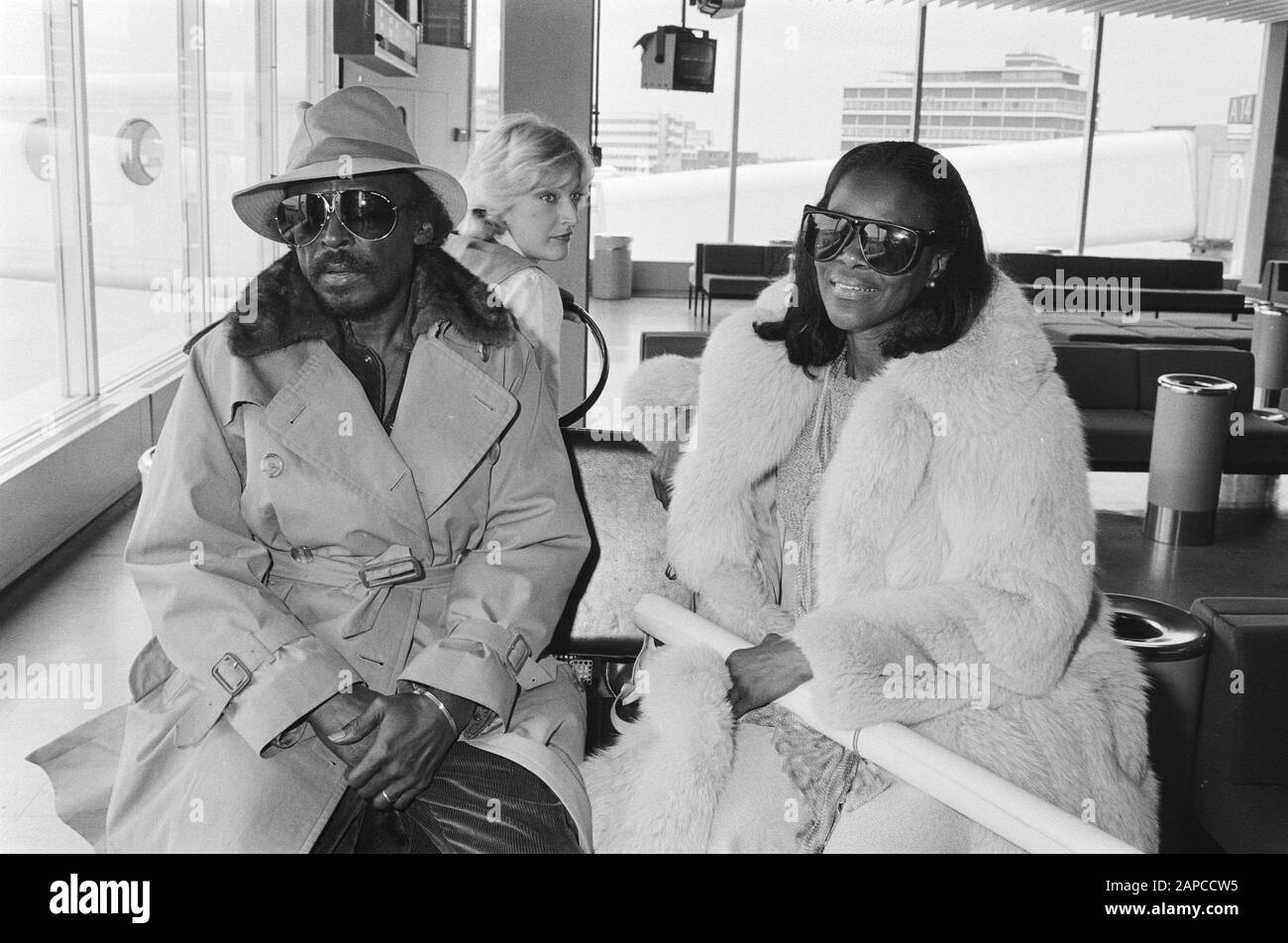 Arrival jazz-trompetist Miles Davis at Schiphol Airport. Miles Davis and his wife Cecily Tyson (actress Roots) Date: 27 april 1982 Location: Noord-Holland, Schiphol Keywords: arrivals, actresses, musicians Stock Photo