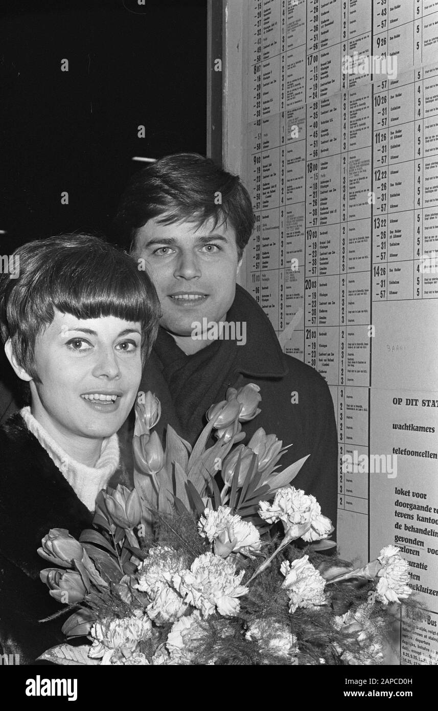 Arrival Jean Sorel (film actor) and wife Anna-Maria Ferrero (actress) at Central Station Amsterdam Date: 25 January 1966 Location: Amsterdam, Noord-Holland Keywords: actres, movie stars, stations Personal name: Ferrero Anna-Maria, Sorel Jean Stock Photo