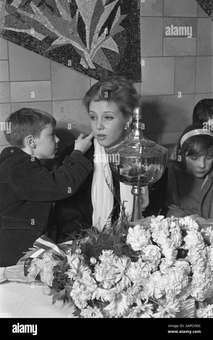 Miss World 1959 Description Arrival Of Corine Rottschafer Miss World At Schiphol Corine Met Brother Jan Datate 13 November 1959 Location Noord Holland Schiphol Keywords Arrival Brothers Personal Name Rottschafer Corine Rottschafer Jan