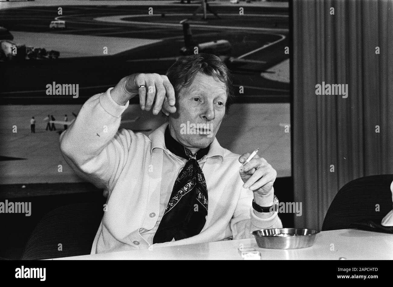 Arrival of comedian Danny Kaye, UNICEF ambassador, at Schiphol Date: 19 ...