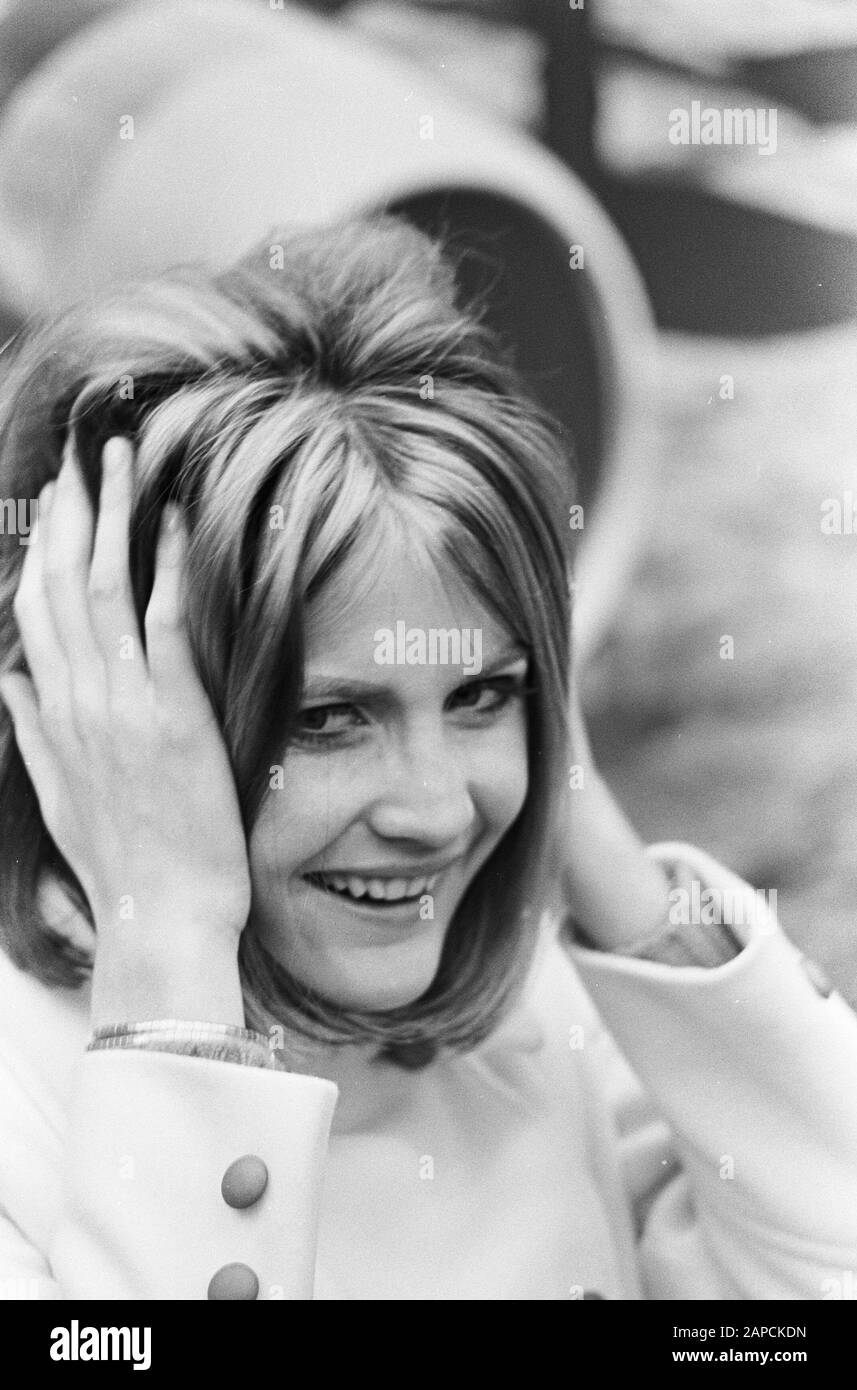 Arrival singer Sandie Shaw at Schiphol Date: 2 February 1967 Location: Noord-Holland, Schiphol Keywords: arrivals, portraits, singers Personal name: Shaw, Sandie Stock Photo