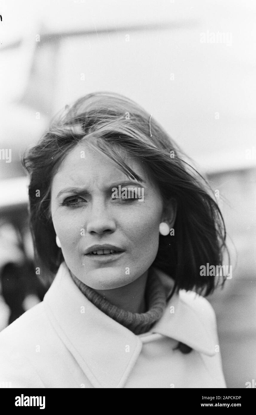 Arrival singer Sandie Shaw at Schiphol Date: 2 February 1967 Location: Noord-Holland, Schiphol Keywords: arrivals, portraits, singers Personal name: Shaw, Sandie Stock Photo