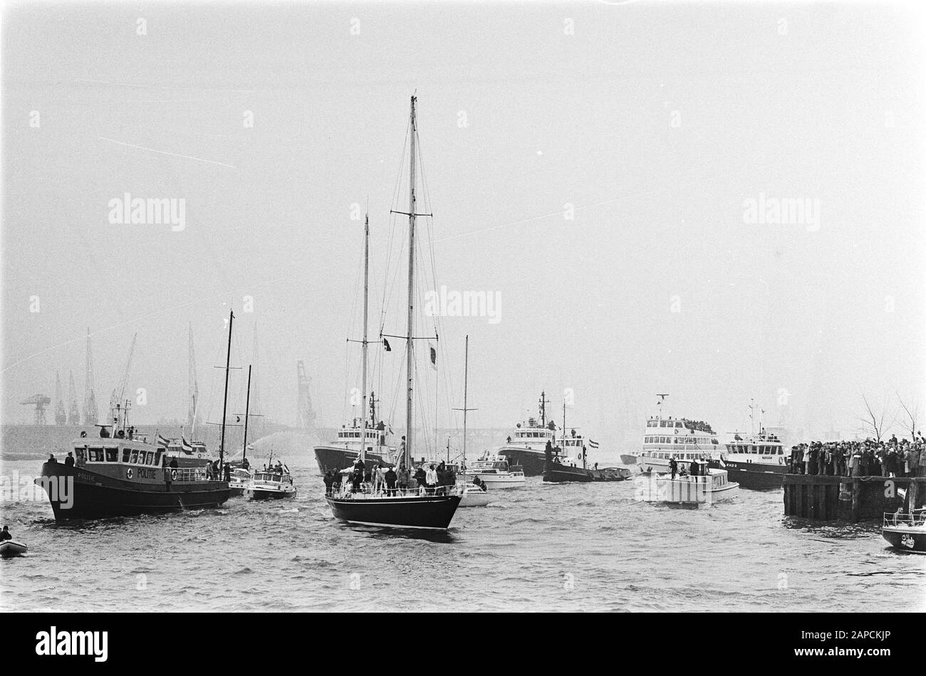 Arrival sailing ship Flyer in Rotterdam, winner race around world; the