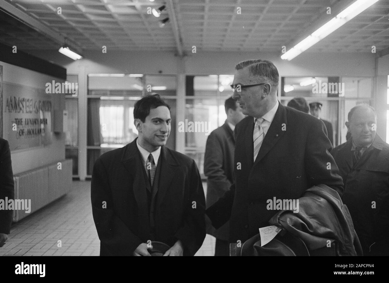 Anefo photo collection. Bobby Fischer in Amsterdam for discussions with fide  chairman Max Euwe about the two camp to the world championship with Boris  Spassky. Fischer has bought newspaper. January 31, 1972.