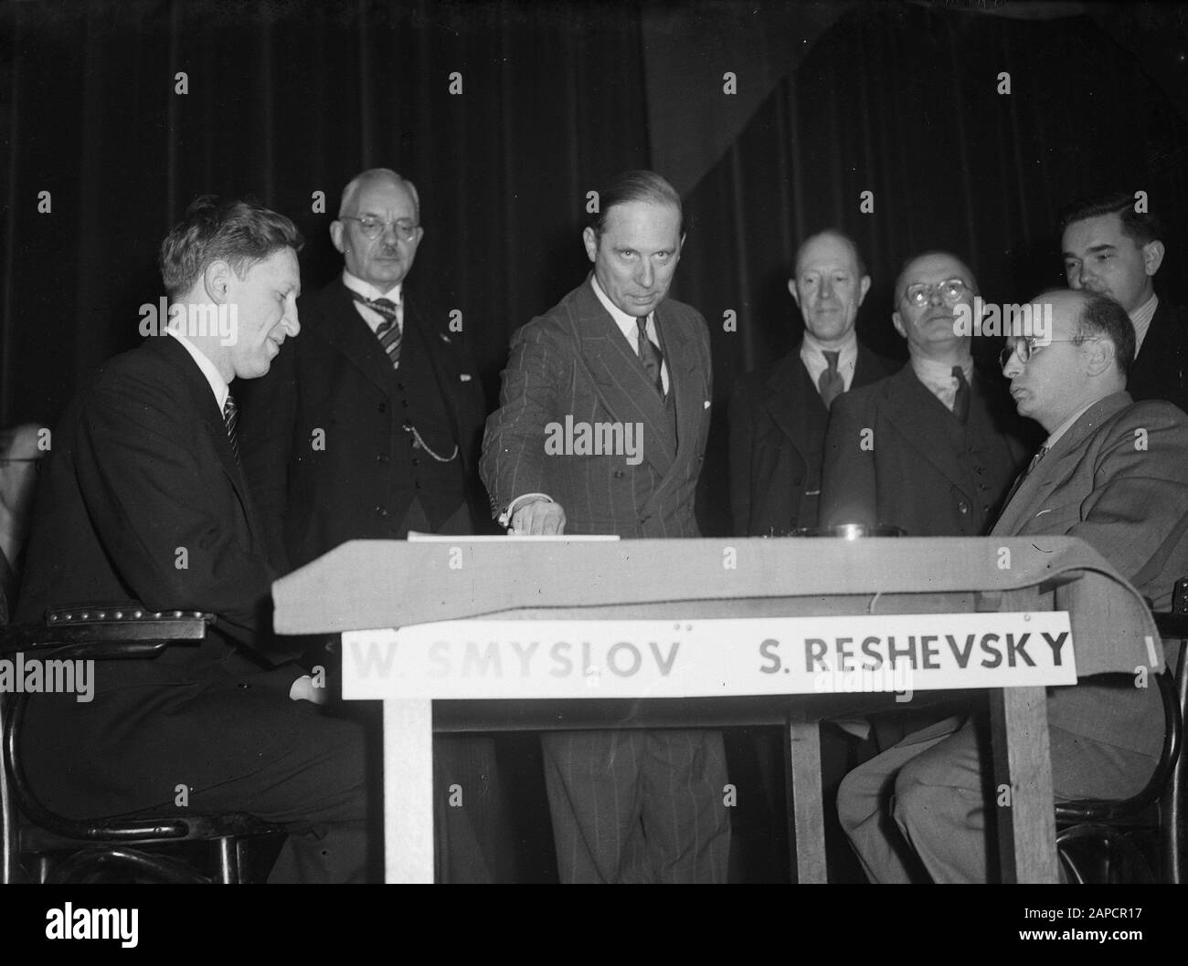 World championship chess in The Hague (1948). Smyslov vs. Reshevsky World Chess Champion. Smyslov - Reshevsky. Mayor of the Hague, W.A.J. Visser makes the opening move. Location Grote Zaal Haagse Zoological; Stock Photo