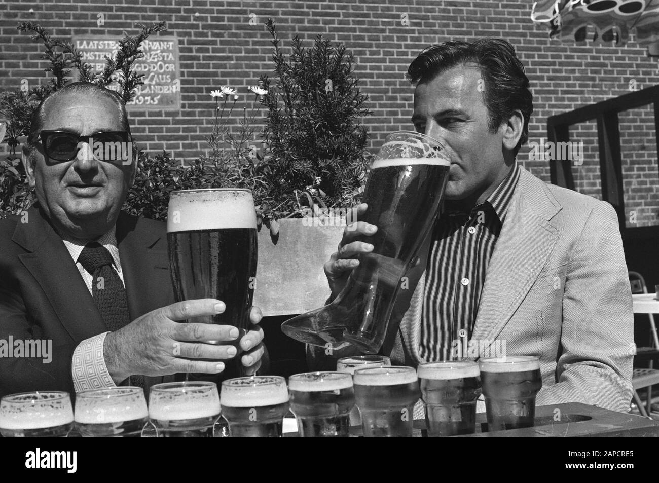 Actor Maximilian Schell in a Brug at Ver, gives press conference in Amsterdam, left producer Levine, right Schell with boot beer Date: June 13, 1976 Location: Amsterdam, Noord-Holland Keywords: actors, film producers, films, movie stars, press conferences Personal name: Levine James A, Schell Maximilian Stock Photo