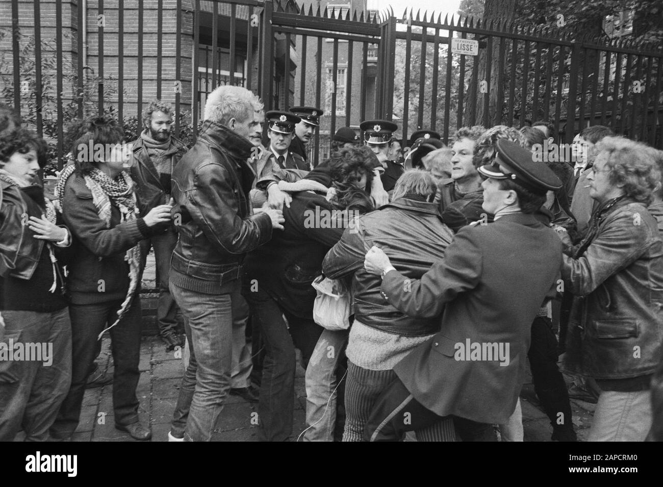 Action at the US Consulate against the invasion of the US in Grenada after a coup Date: October 26, 1983 Location: Amsterdam, Noord-Holland Keywords: demonstrations, consulates, military operations, police officers Stock Photo