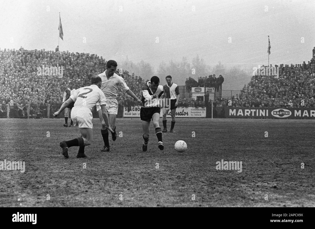 ADO vs. Feijenoord 1-1, game moment, Coen Moulijn shoots Date: April 28, 1963 Location: The Hague Keywords: sport, football Person name: Moulijn, Coen Institution name: Feyenoord Stock Photo