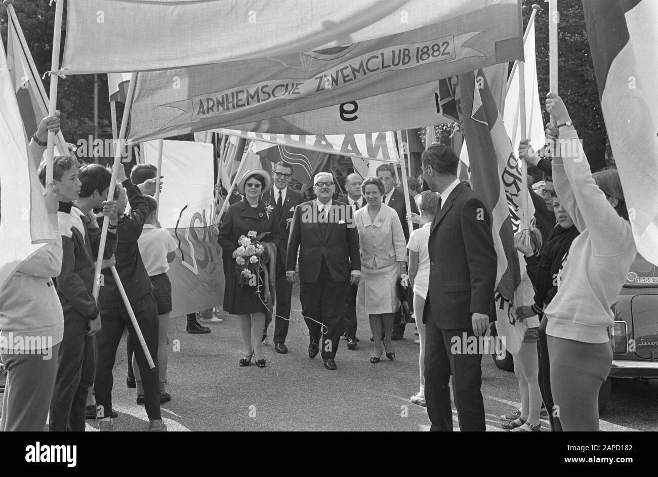 Farewell chairman KNZB mr. de Vries. Jan de Vries Date: 27 April 1968 ...