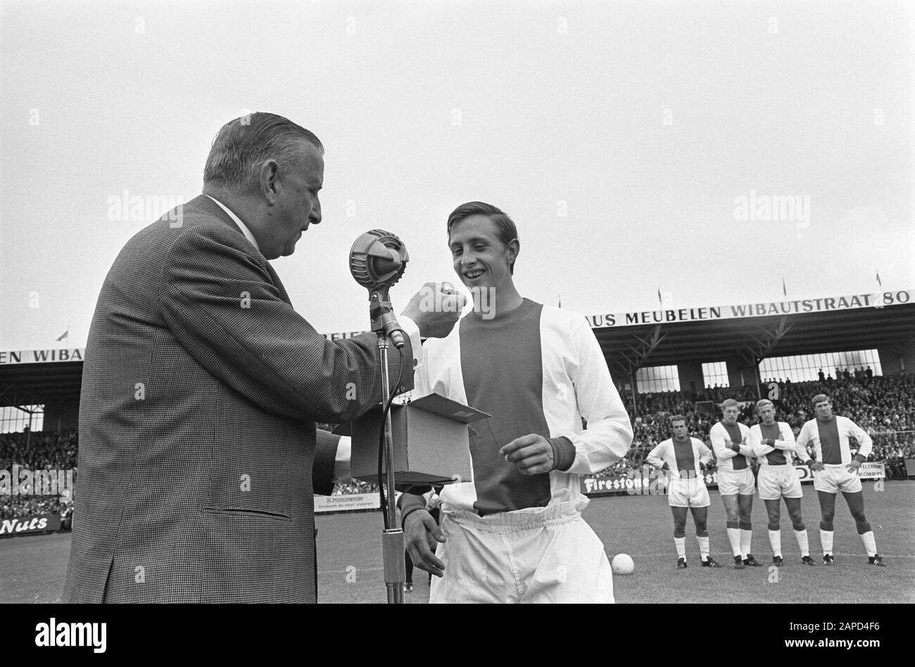 Ajax against Anderlecht. Jos Coler left and Cruijff Date: August 6, 1967 Keywords: sport, football Personal name: Anderlecht, Cruijff, Johan, Jos Coler Stock Photo