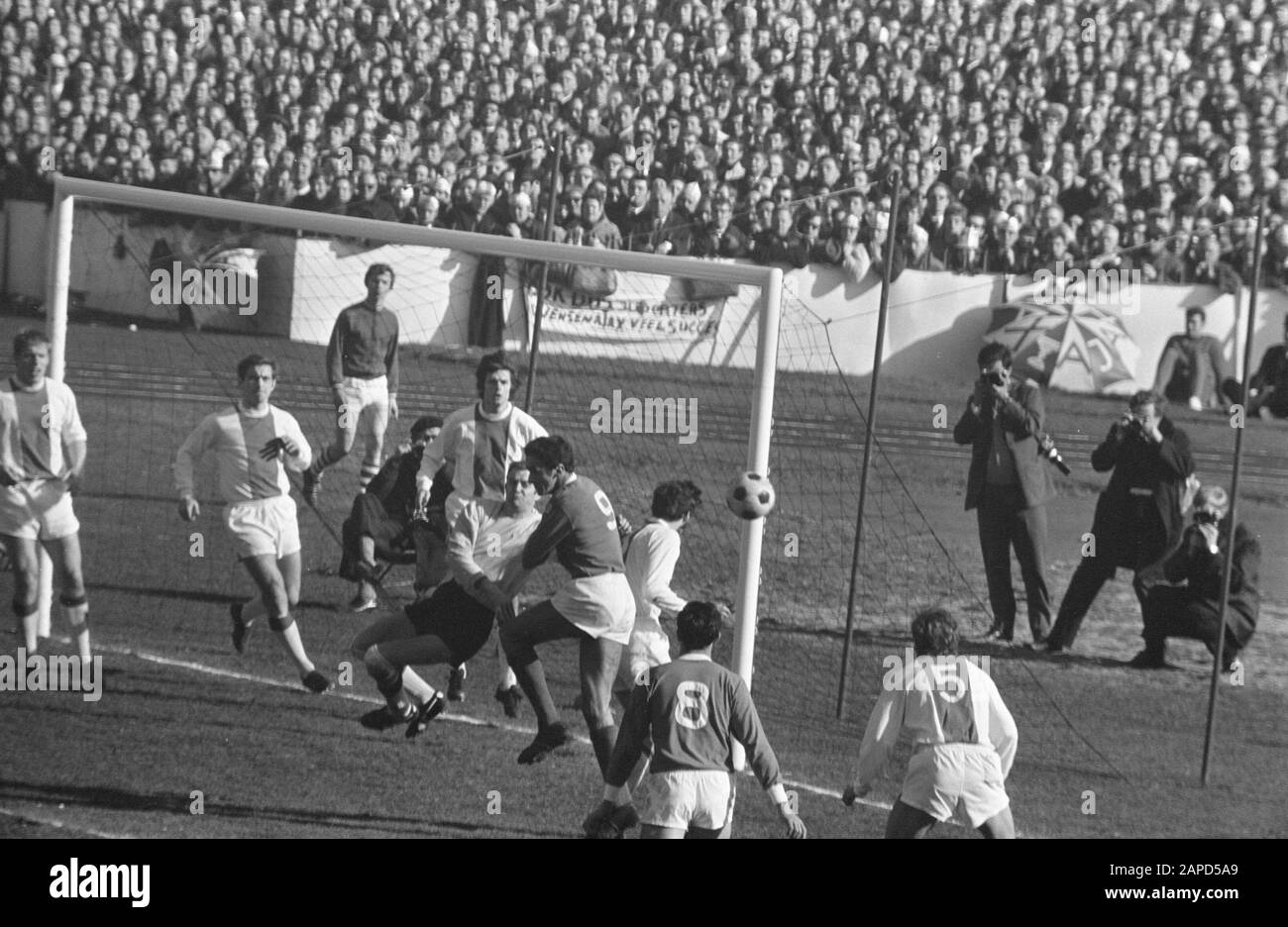 Ajax against Benfica 3-0, decision match quarterfinals European Cup I in Paris game moments (from high point of view) Date: March 5, 1969 Location: France, Paris Keywords: sport, football Institution name: Benfica Stock Photo