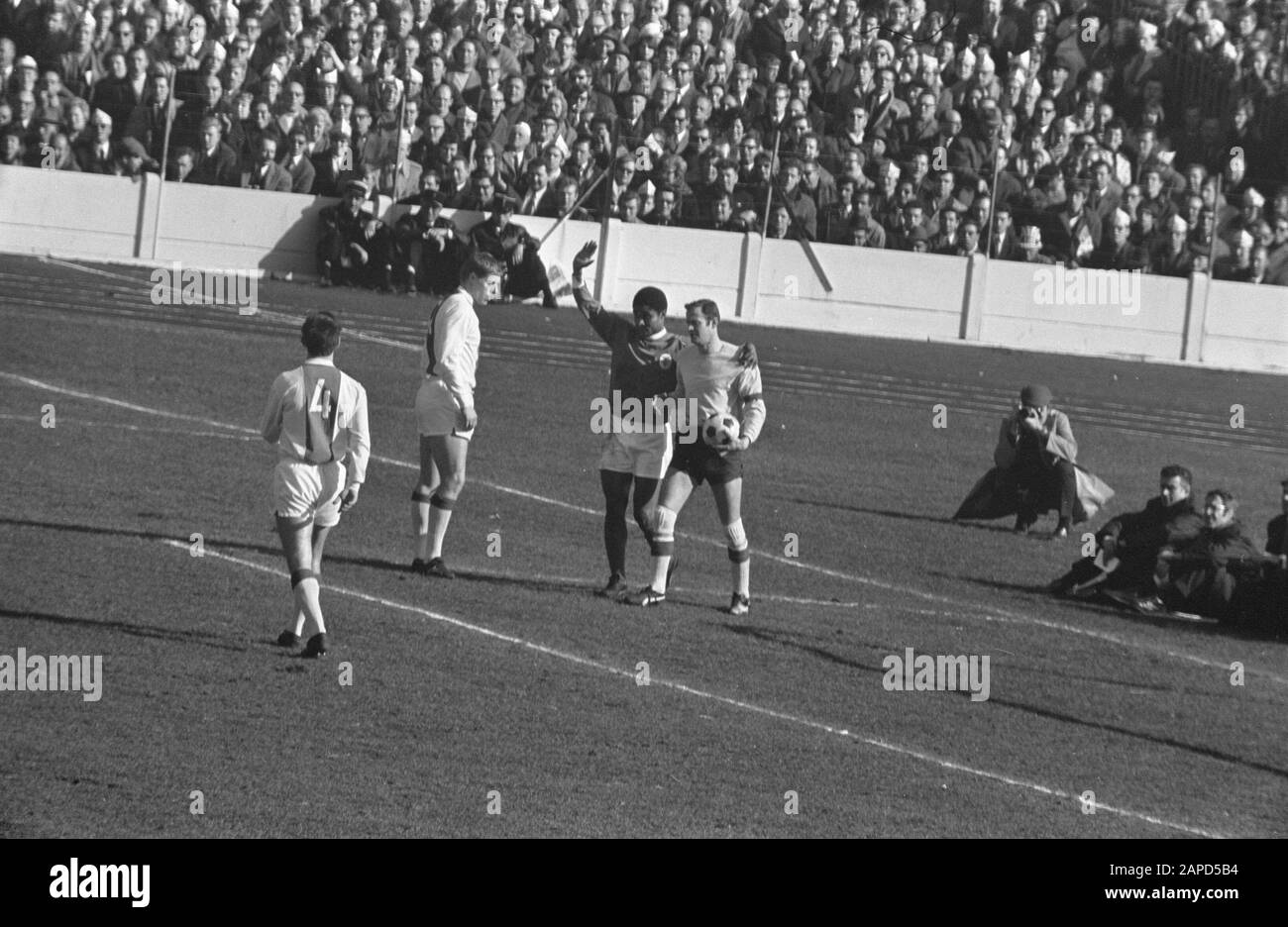 Ajax against Benfica 3-0, decision match quarterfinals European Cup I in Paris game moments (from high point of view) Date: March 5, 1969 Location: France, Paris Keywords: sport, football Institution name: Benfica Stock Photo