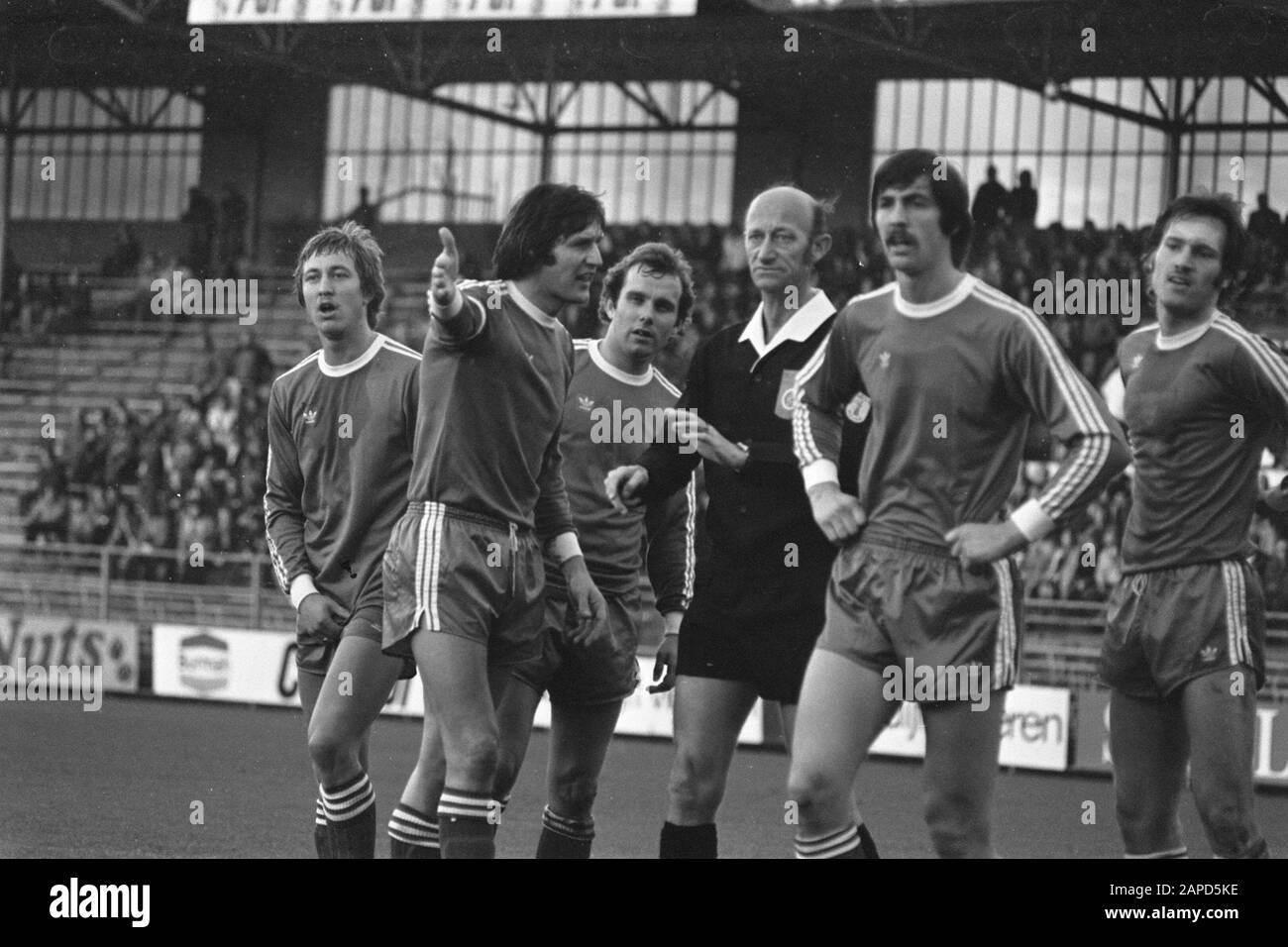 Ajax versus The Hague 3-2, referee Van Dijkers i discussion with players Date: 13 november 1977 Location: The Hague, Zuid-Holland Keywords: PLAYERS, referees, sport, football Institution name: AJAX Stock Photo