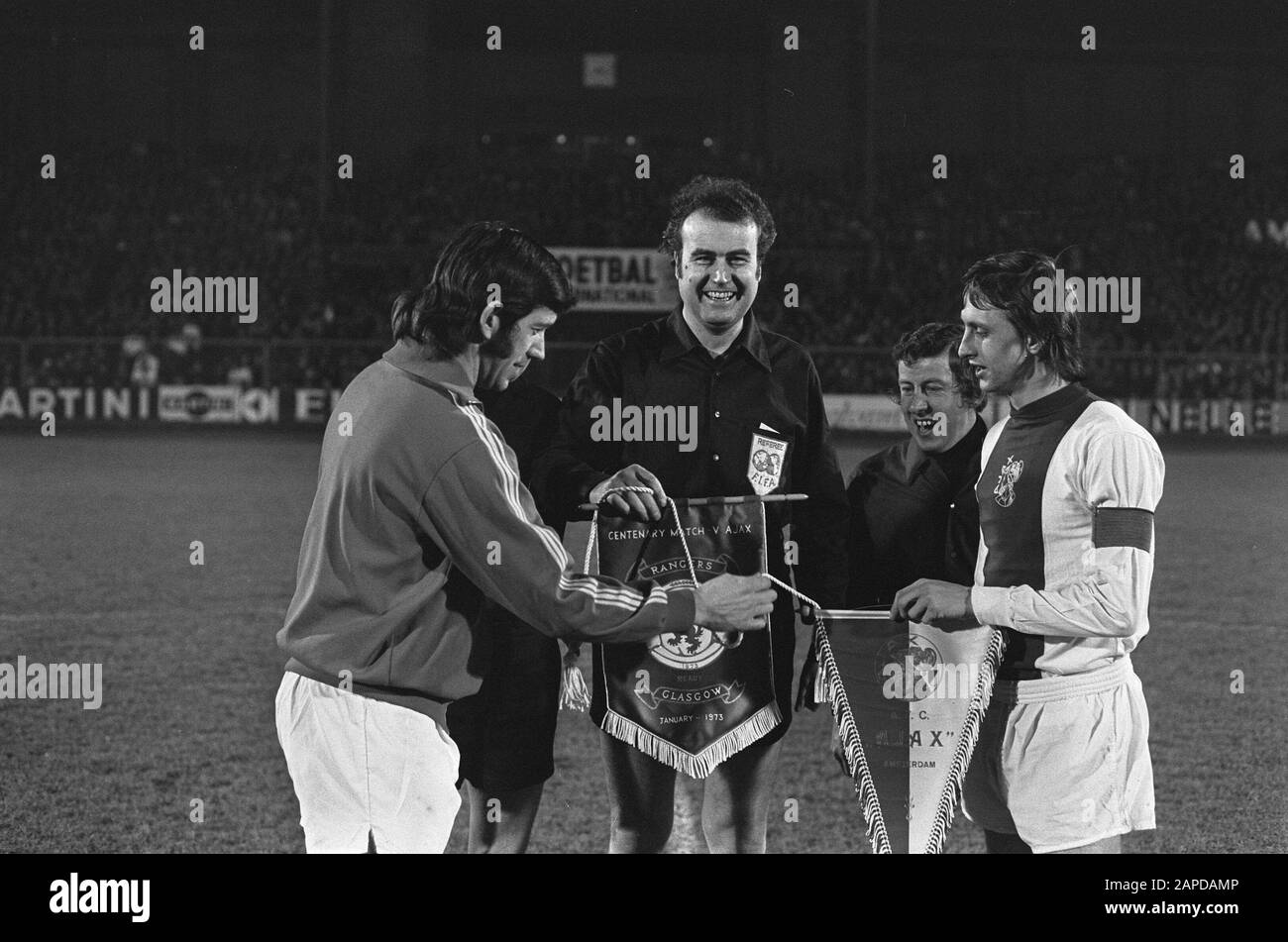 Ajax vs. Glasgow Rangers 3-2 (Super Europa Cup), captains hand over pendant.John Greig (?) & Johan Cruyff. Referee: Hans-Joachim Weyland (West Germany); Stock Photo