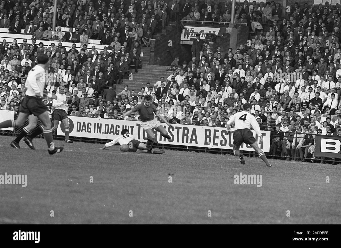 Ajax versus Stoke City 5-3, Co Prins in duel with spindle Stoke City Date: August 8, 1965 Keywords: sport, football Person name: Co Prins Institution Name: AJAX Stock Photo