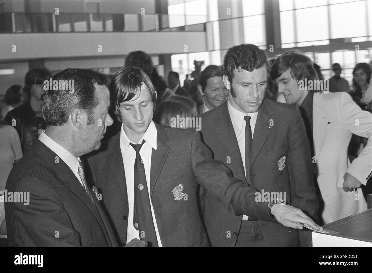 Elftal Ajax departs to London from Schiphol Description: Ajax players ...