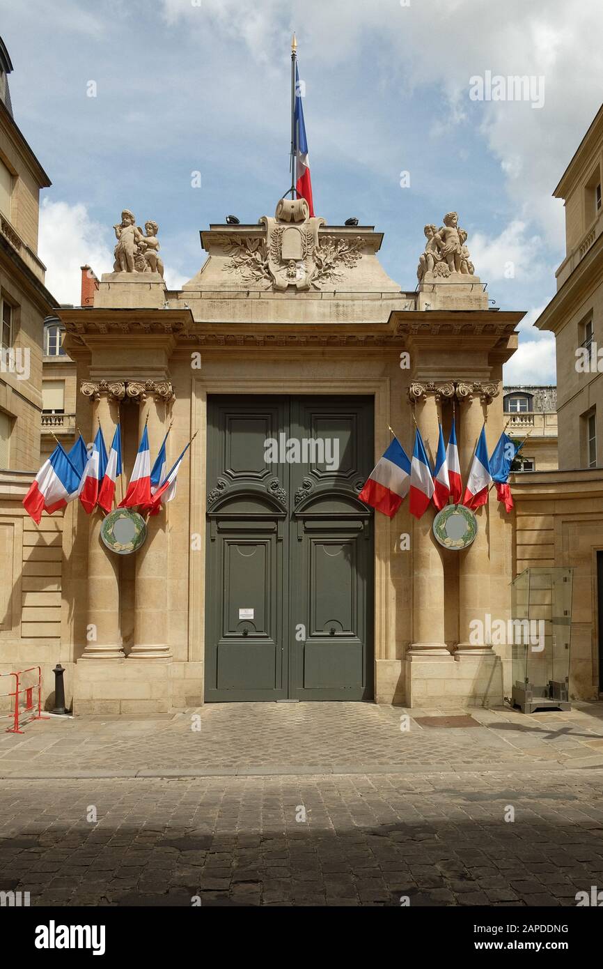 Flags out in front of the entrance to Palais Bourbon, Rue de l'Université Stock Photo