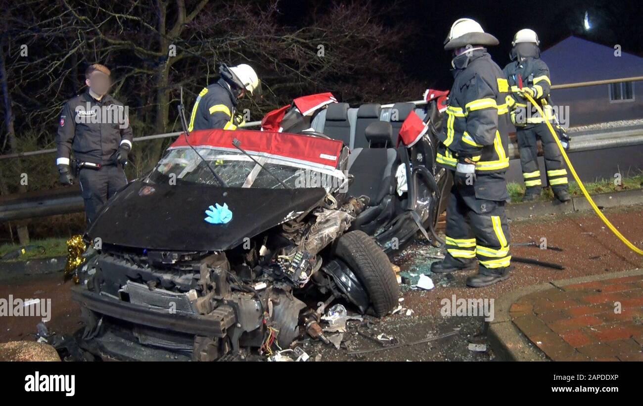 Lingen, Germany. 22nd Jan, 2020. Police and fire brigade are on duty after  an accident. One