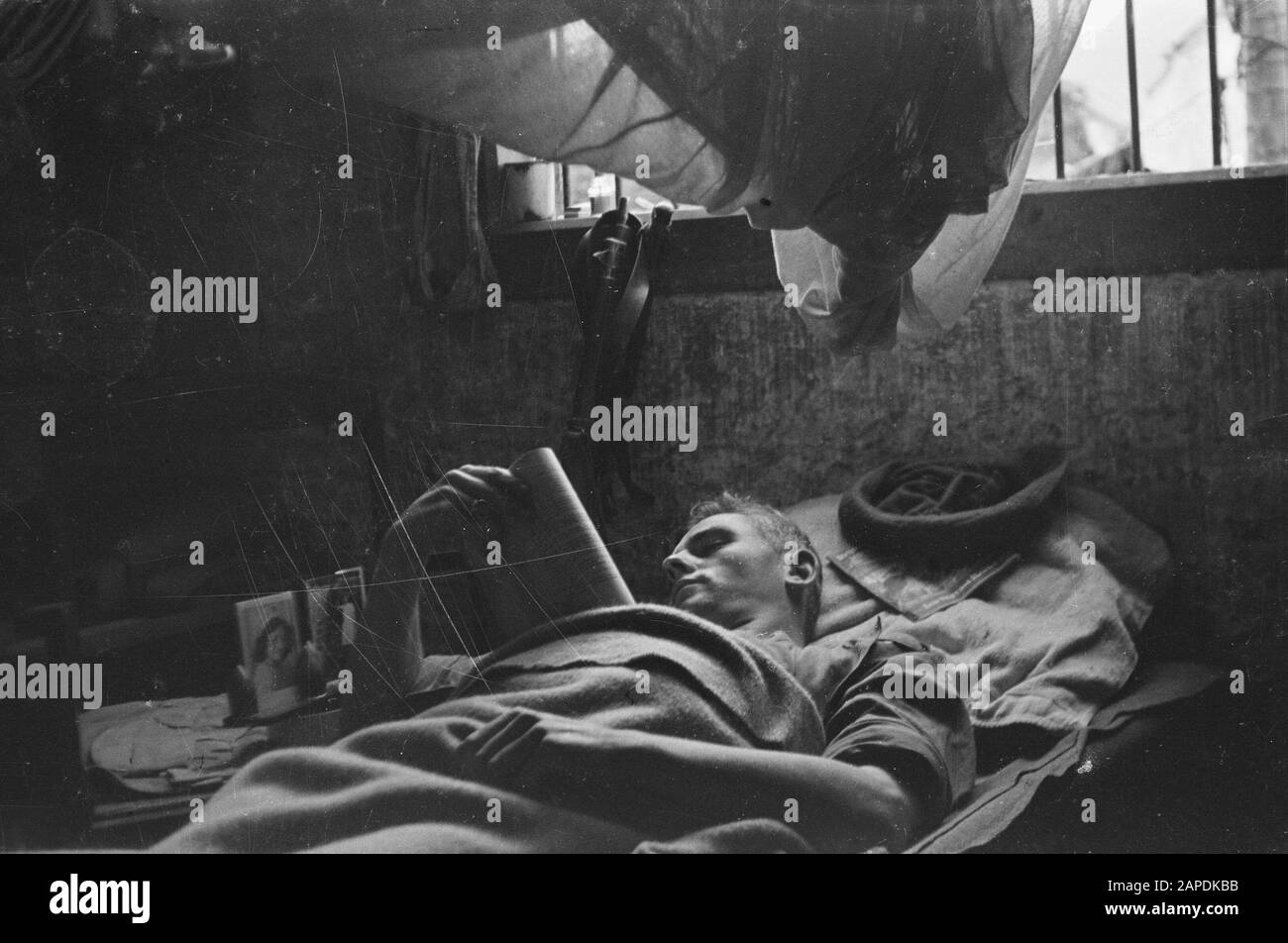 Coffee plantation 'de Koffiepot' at Ambarawa and “Zeelons in their doings” Description: Ambarawa: A military reading lying on his British Date: 12 December 1947 Location: Indonesia, Dutch-Indies Stock Photo