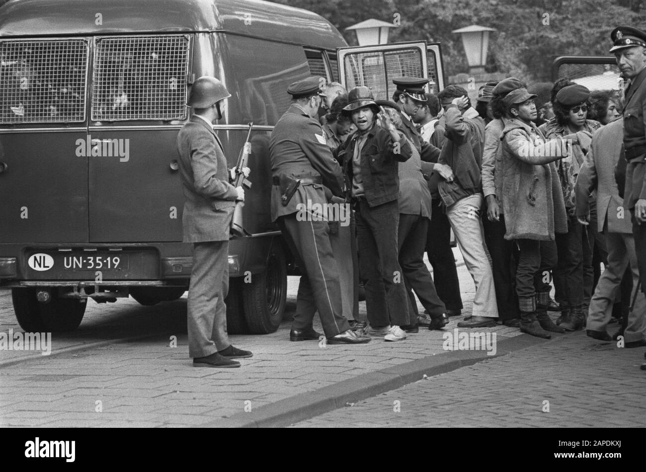 Ambonese occupying home Indonesian Ambassador, Wassenaar; Ambonese are searched before entering police cars Date: 31 August 1970 Location: Wassenaar, Zuid-Holland Keywords: Ambonese, police cars Stock Photo