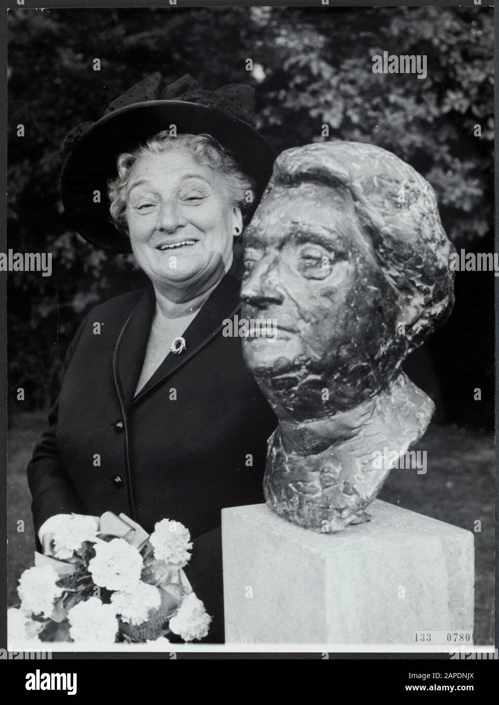 Amsterdam. Beatrixoord in the Oosterpark: Mrs. Truus Weismuller-Meijer next to her bronze image during the unveiling of it in 1965 Annotation: Statue of the hand of Herman Janzen (1923-1986) Date: undated Location: Amsterdam, Noord-Holland Keywords: persecution of Jews, sculptures, assistance, resistance Personal name: Wijsmuller-Meijer, Gertruida Stock Photo
