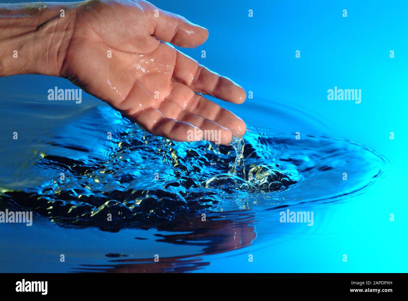 Eine Hand greift ins Wasser - A Hand in the Water Stock Photo