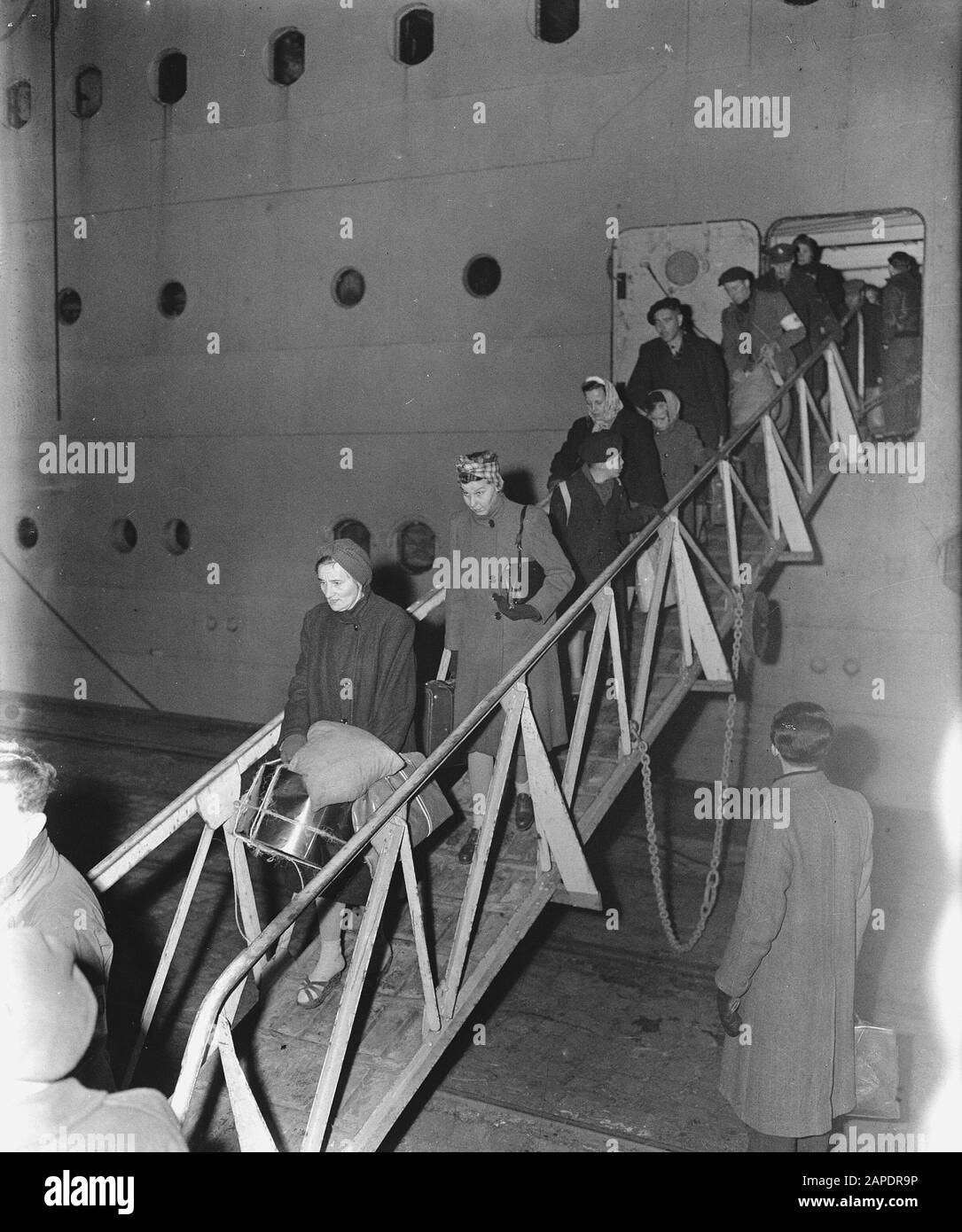 The SS Almanzora with 1900 repatriates from Indie on board in the port of Amsterdam Date: January 3, 1946 Location: Amsterdam Keywords: ports, passengers, passenger ships, repatriation, ships Personal Name: almazore s s Stock Photo