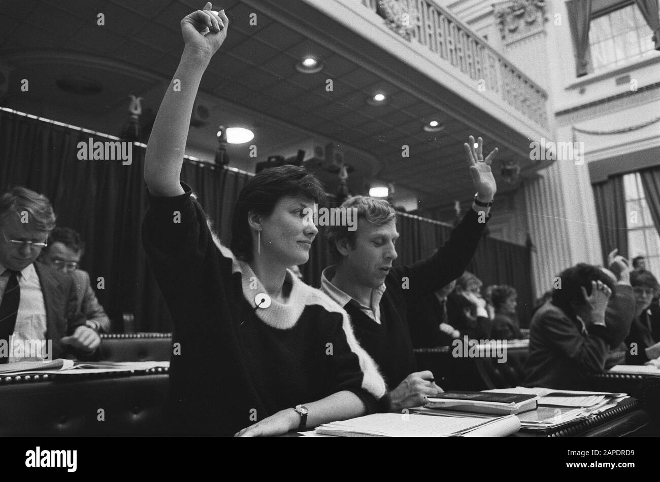 Andrée van Es (PSP, left) informed the Chamber from now on to act as political chairman of the party, right Wilbert Willems Date: 17 December 1985 Keywords: group chairmen Personal name: Es, Andrée van, Willems, Wilbert Institution name: PSP Stock Photo
