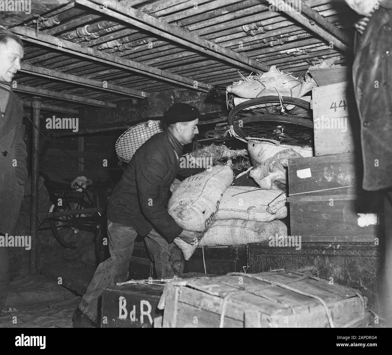 The SS Almanzora with 1900 repatriates from Indie on board in the port of Amsterdam Date: January 3, 1946 Location: Amsterdam Keywords: luggage, ports, passengers, passenger ships, repatriation, ships Personal name: almazore s s Stock Photo