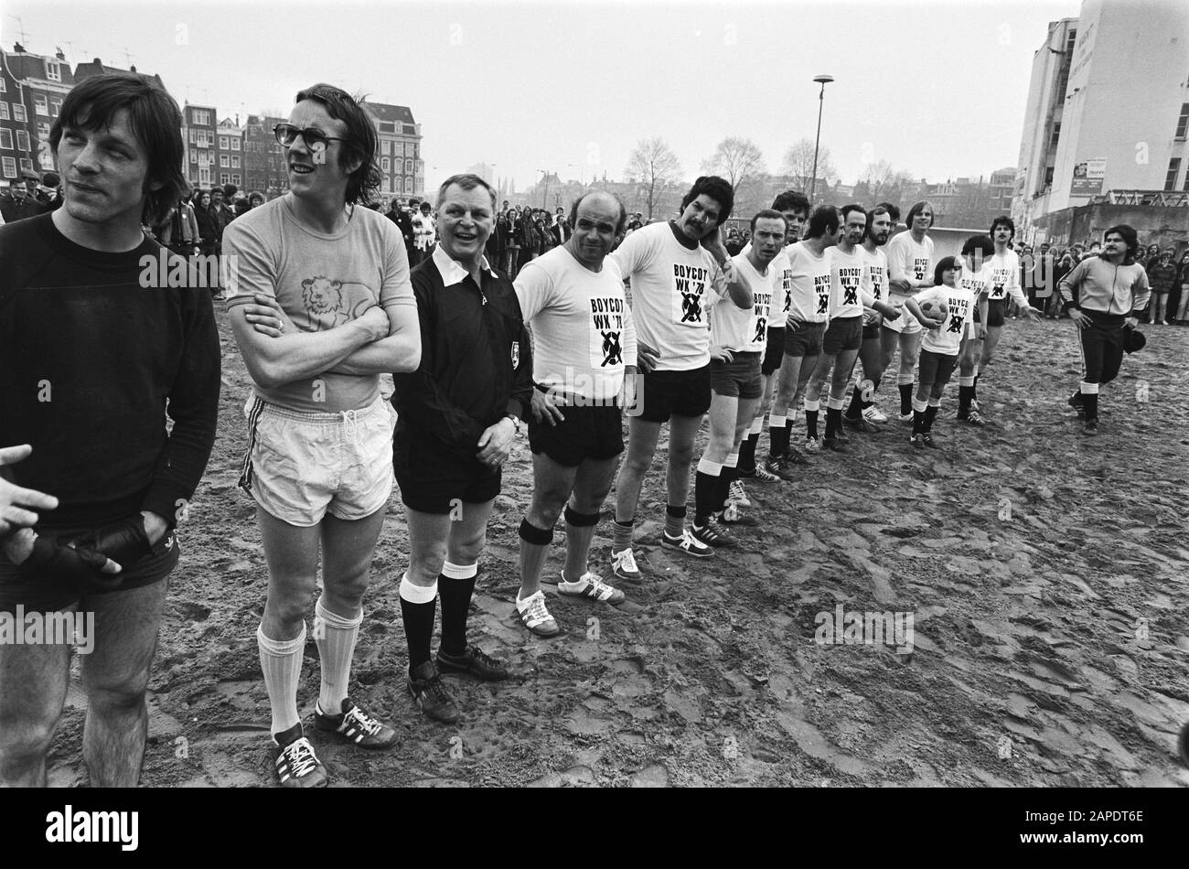 Anti City circus Waterlooplein; political theatre related to World Championships Argentina; Argentines football against Netherlands Annotation: 2 from left cabaratier Freek de Jonge, initiator of the boycott. At the very end of the row Bram Vermeulen (with white sports pants). Besides De Jonge, in referee's costum Jan Nagel? Date: 30 April 1978 Location: Amsterdam Keywords: cabareteers, demonstrations, political Person name: Young, Freek de, Nagel, Jan, Vermeulen, Bram Stock Photo