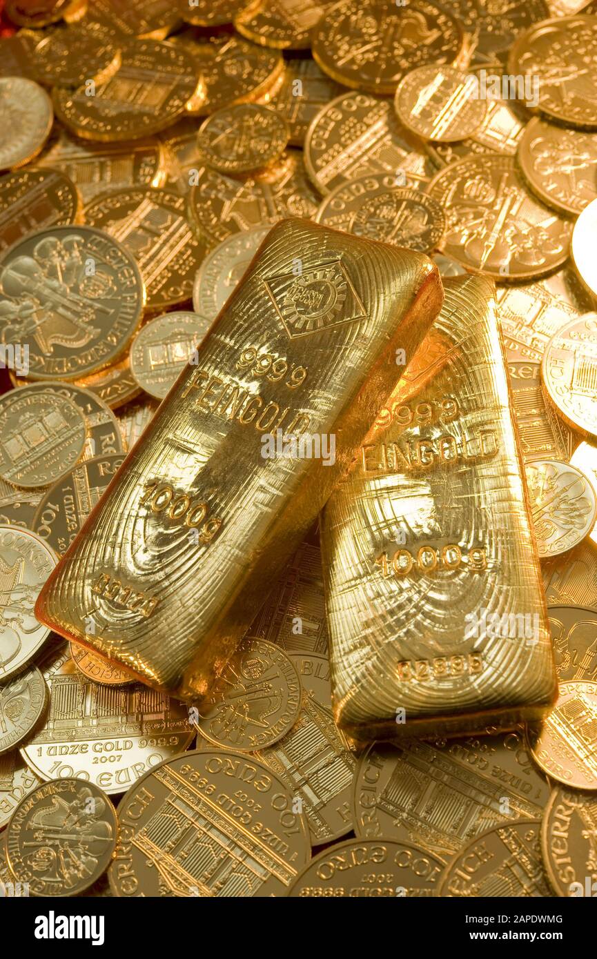 Zwei Goldbarren auf Münzen - two Gold Bars on Gold Coins Stock Photo - Alamy