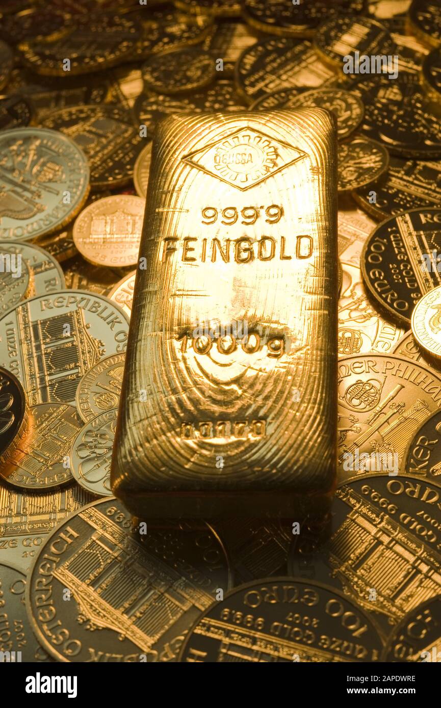 Goldbarren auf Münzen - Gold Bar on Gold Coins Stock Photo