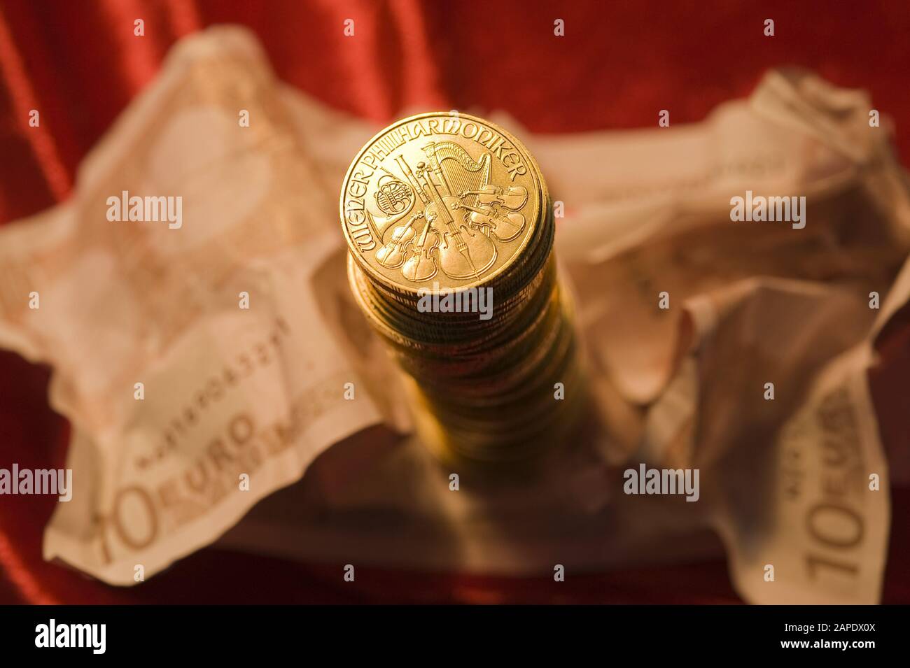 Gold und Papiergeld - Gold Coins and Euro Banknotes Stock Photo