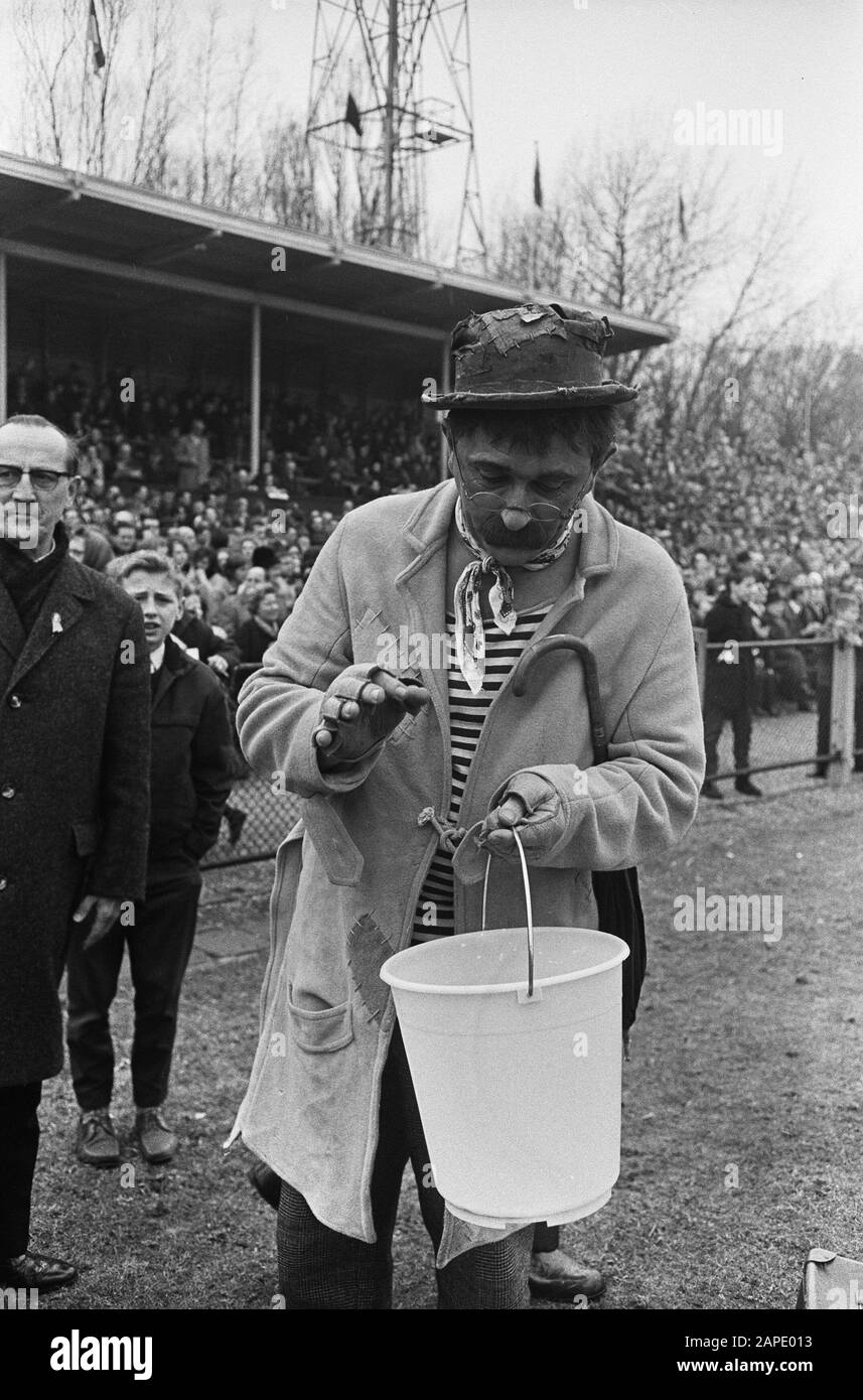 Artists soccer in The Hague, Tom Manders counts the loot in his bucket Date: March 14, 1965 Location: The Hague, Zuid-Holland Keywords: artists, sports, football Personal name: Manders, Tom Stock Photo