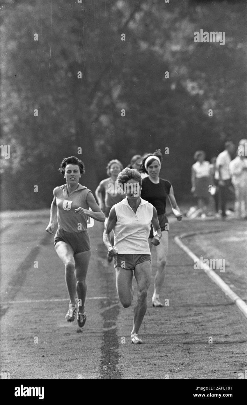 Athletics in Leiden om de Gouden Spike. 800m Ladies, Ilja Keizer-Laman, left Tilly van der Made (2) and right Tini van Wonderen (3) Date: 15 June 1968 Location: Leiden, Zuid-Holland Keywords: ATTLETICS Stock Photo