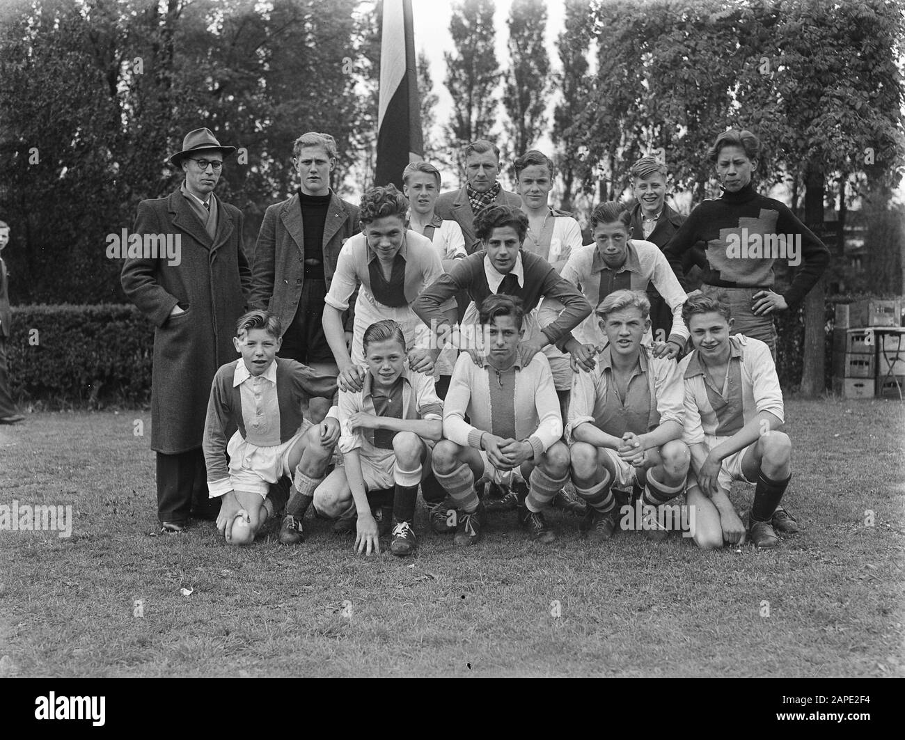 11-dozen aspirants Blue-white tournament football Date: May 2, 1948 Keywords: aspirants, tournaments Stock Photo