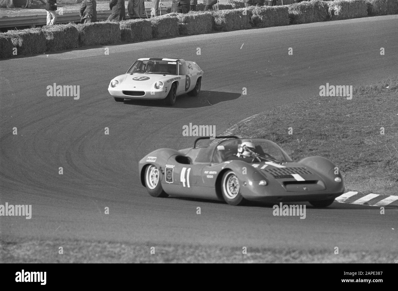 Car races on Zandvoort. Touring cars above 1000cc. Issue 51 T. Kinsbergen (Lotus 47) and Ed H. Swart, number 41 Fiat Abarth 1000 Date: 7 april 1968 Location: Noord-Holland, Zandvoort Keywords: motorsport, sport Person name: T. Kinsbergen Stock Photo