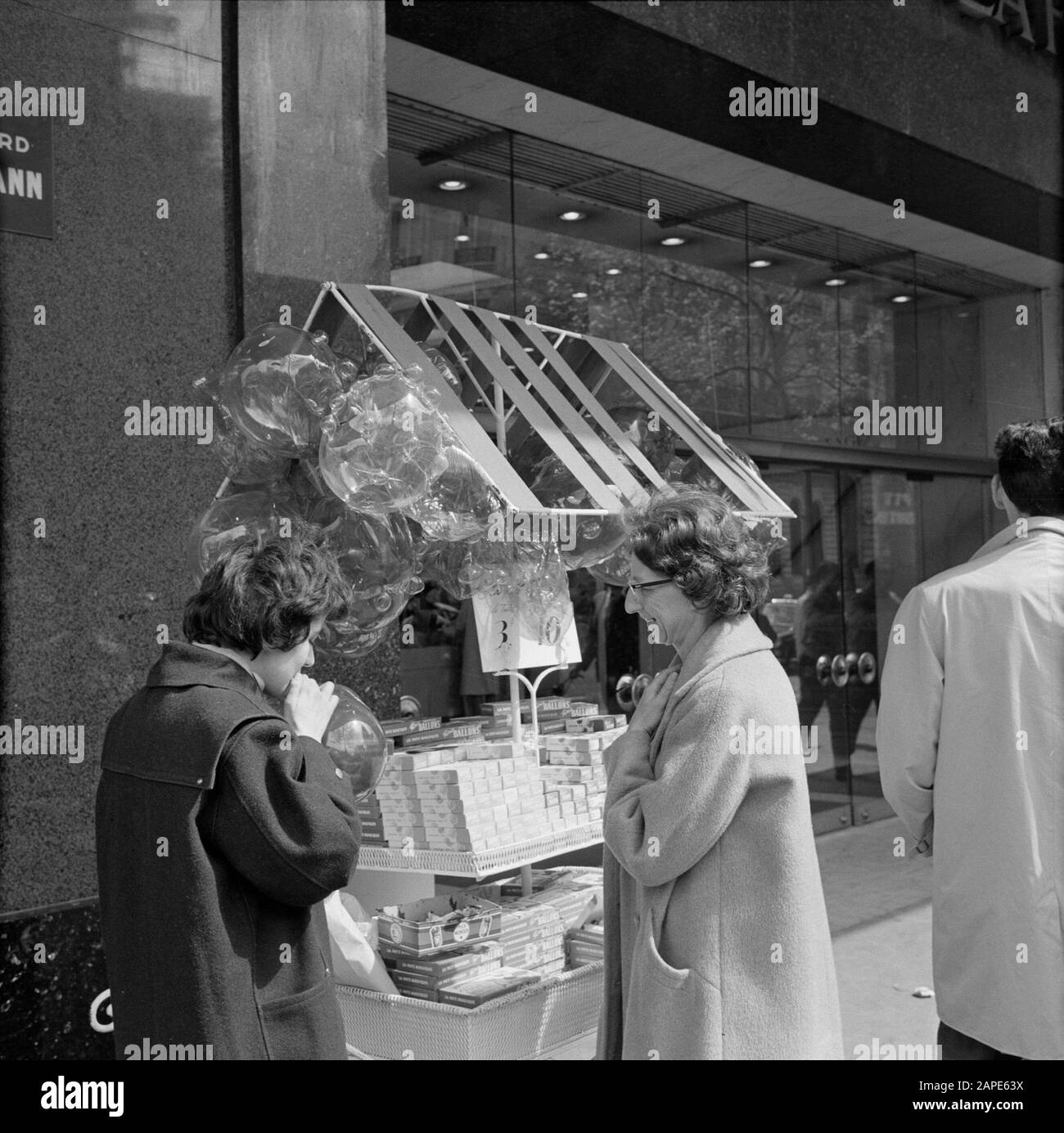 Pariser Bilder The Street Life Of Paris Description Balloons Saleswoman On The Haussmann Boulevard Date 1965 Location France Paris Keywords Balloons Street Scenes Street Vendors Stock Photo Alamy