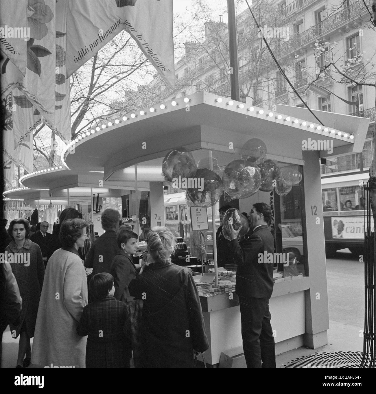 Pariser Bilder The Street Life Of Paris Description Balloons Seller At Printemps Department Store On Boulevard Haussmann Date 1965 Location France Paris Keywords Balloons Street Images Department Stores Stock Photo Alamy
