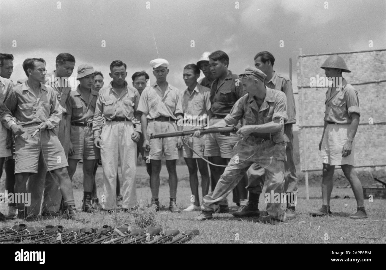 Bandoeng. Recruits of the Chinese Security Corps Pao An Tui Description: Bandoeng. Recruits of the Chinese Security Corps Pao An Tui in training. Sergeant Wellaerd from Cingen (Zeeland) teaches in the maintenance of weapons Date: October 1947 Location: Indonesia, Dutch East Indies Stock Photo