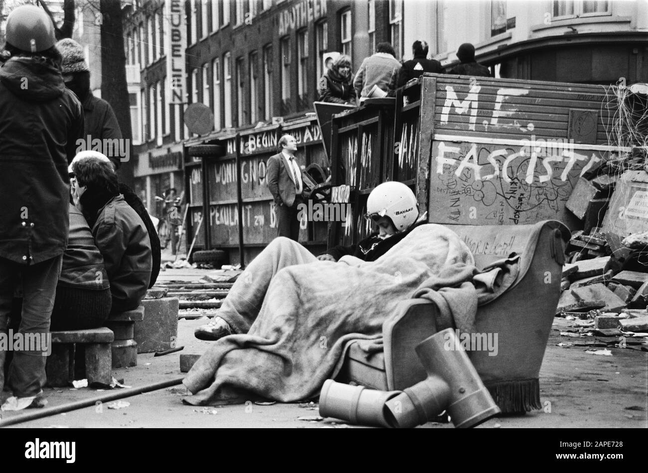 barricaden-around-squatting-in-vondelstraat-amsterdam-cracker-sleeps-on-barricade-date-march-1-1980-location-amsterdam-noord-holland-keywords-barricades-squats-2APE728.jpg